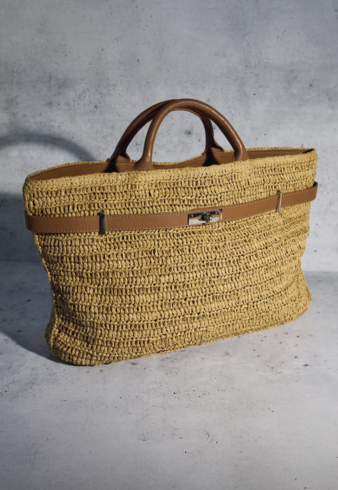 Natural raffia bag with brown leather straps